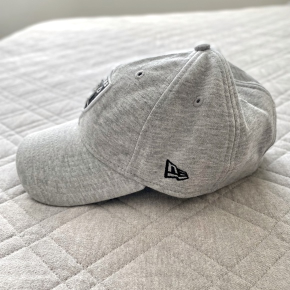 RAIDERS New Era 9TWENTY Adjustable Women’s Hat - Picture 2 of 5